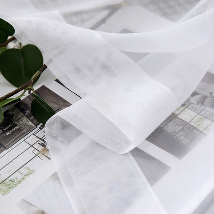 Yksinkertainen valkoinen valkoverho olohuoneeseen