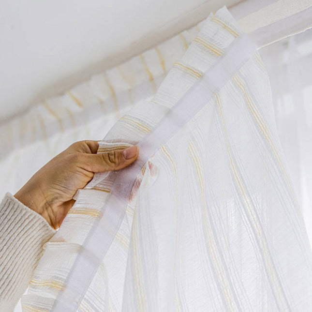 Raidallinen ohut verho tarranauhakiinnityksellä