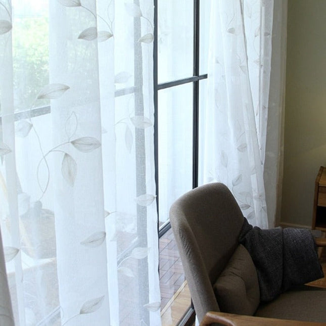 Kirjailtu valoverho hennoilla lehtikuvioilla