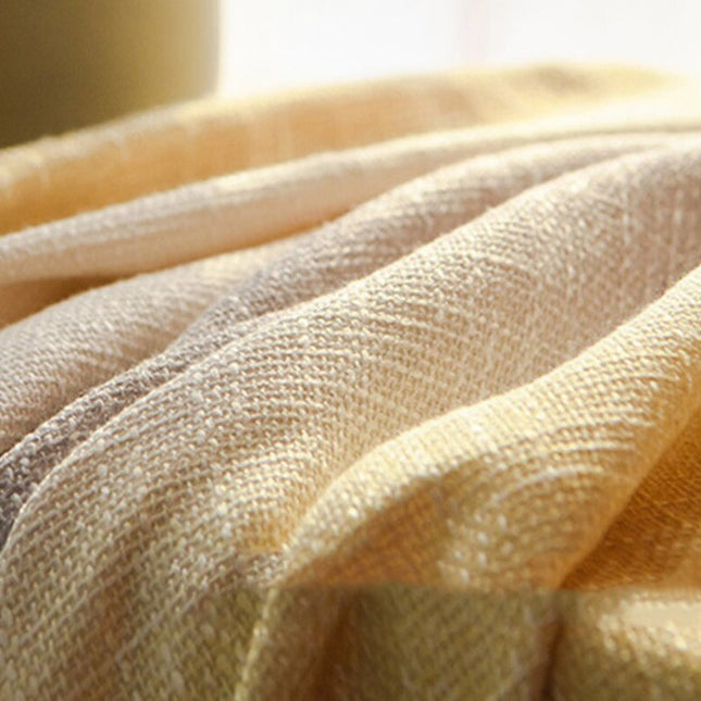 Moderni raidallinen verho olohuoneen ikkunaan