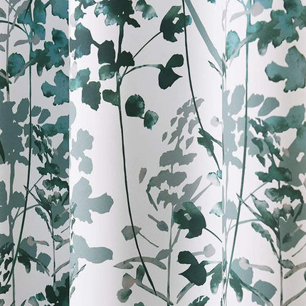 Valkoinen verho vihreällä kukkakuviolla