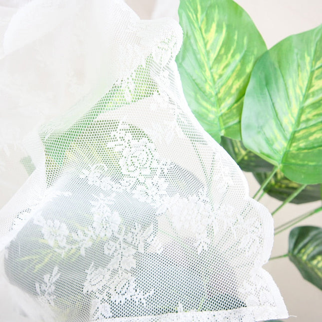 Romanttinen pitsiverho kukkakuviolla