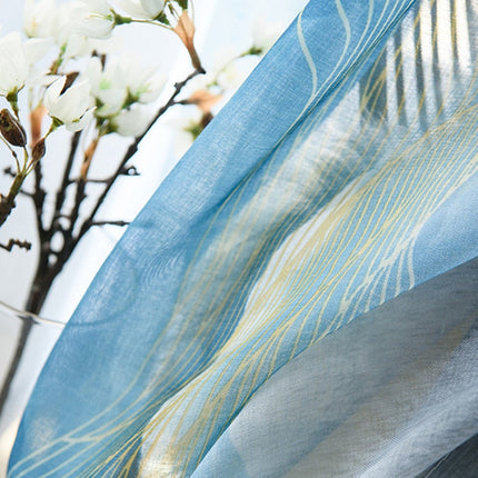 Valoverho ohuella kultaisella kuviolla