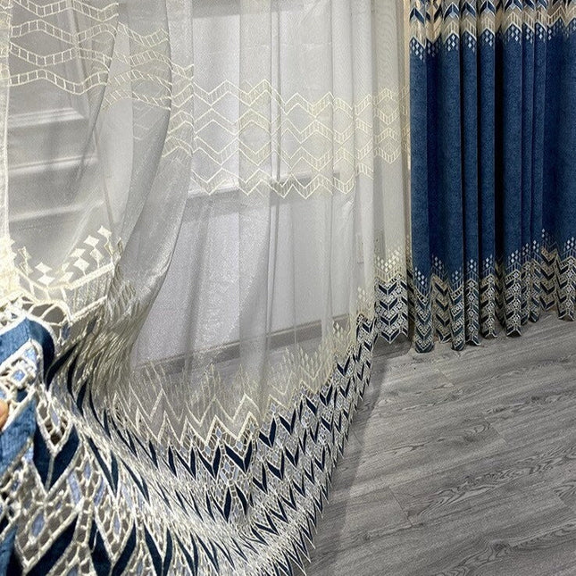 Valoverho kirjaillulla siksak-kuviolla