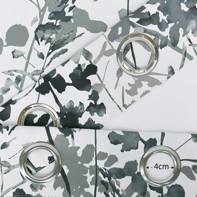 Valkoinen verho vihreällä kukkakuviolla