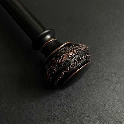 Koristeellinen verhotanko antiikkisella viimeistelyllä