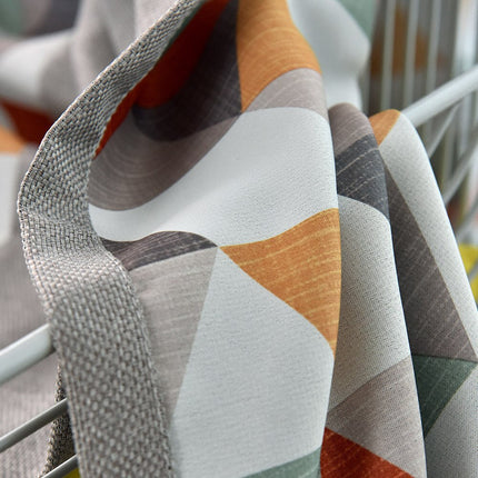 Pimennysverho värikkäällä geometrisella kuviolla