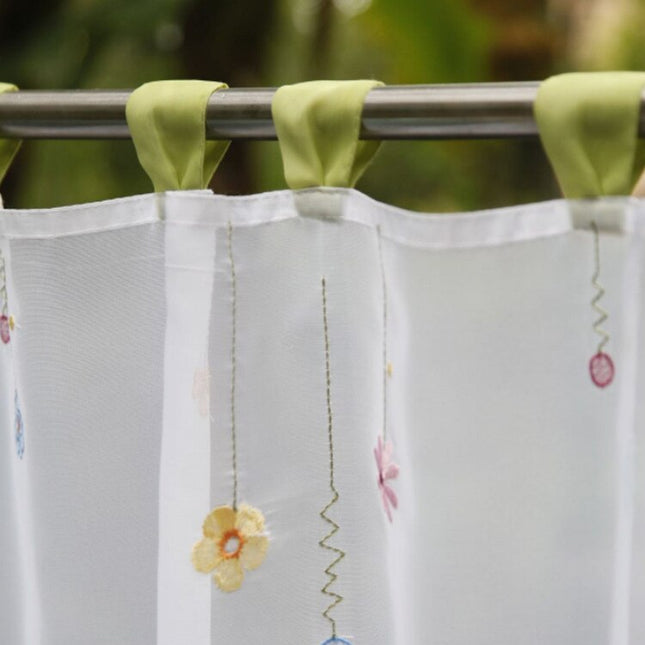 Kirjailtu kahvilaverho keittiön ikkunaan