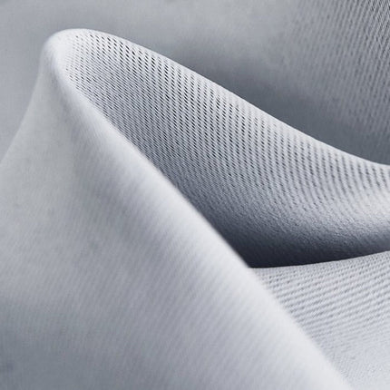 Paksu pimennysverho makuuhuoneen ikkunaan