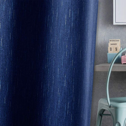 Yksivärinen pimennysverho kudotulla pinnalla