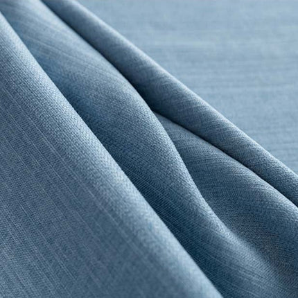 Sininen pimennysverho makuuhuoneen ikkunaan