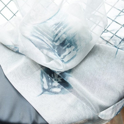 Valkoinen valkoverho sinisellä lehtikuviolla