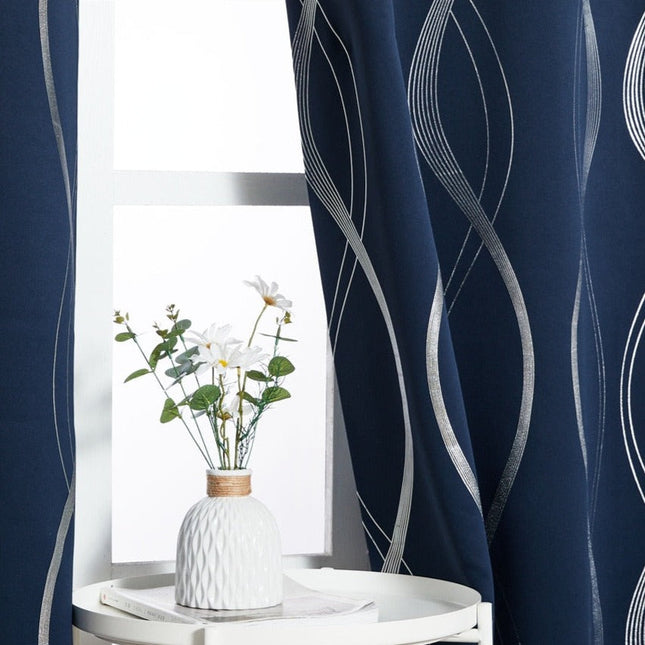 Sininen pimennysverho hopealla aaltokuviolla