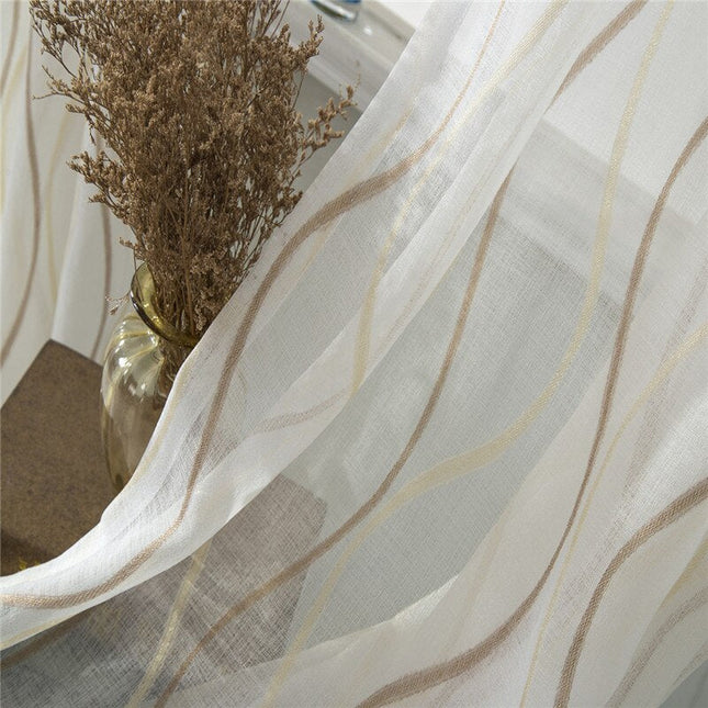 Läpikuultava verho aaltoilevilla pystyraidoilla