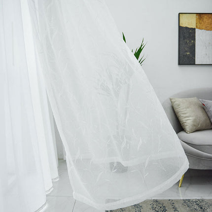 Kirjailtu valoverho ohuella kasvi-kuviolla