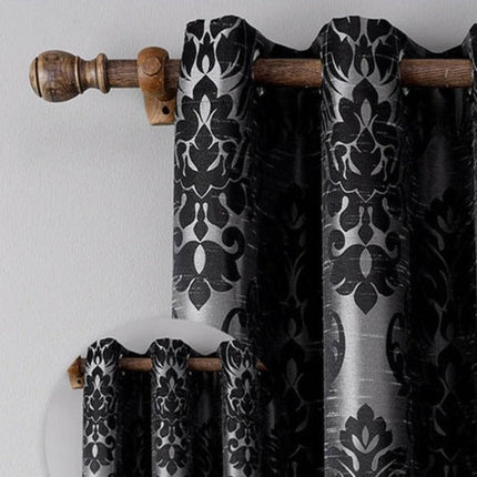 Elegantti verho mustalla damaskikuviolla