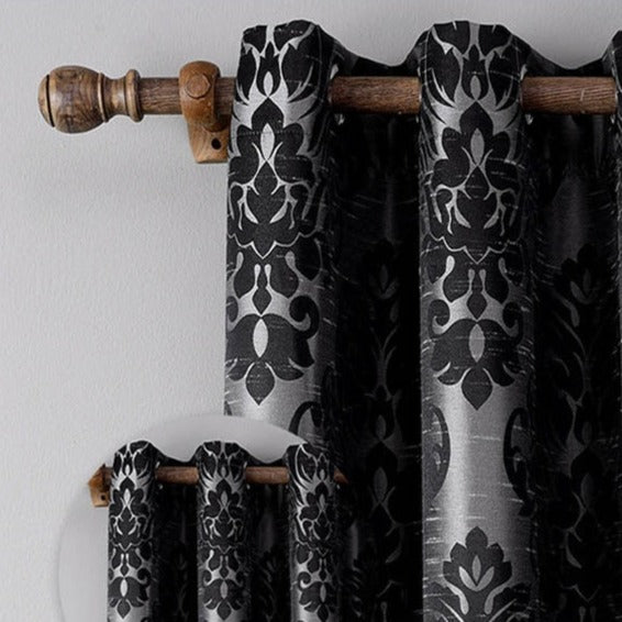 Elegantti verho mustalla damaskikuviolla