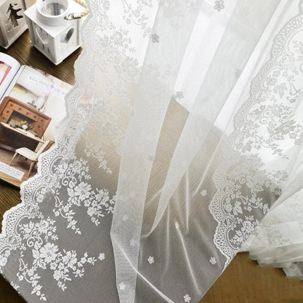 Valkoinen kukkakuvioinen pitsinen valkoverho