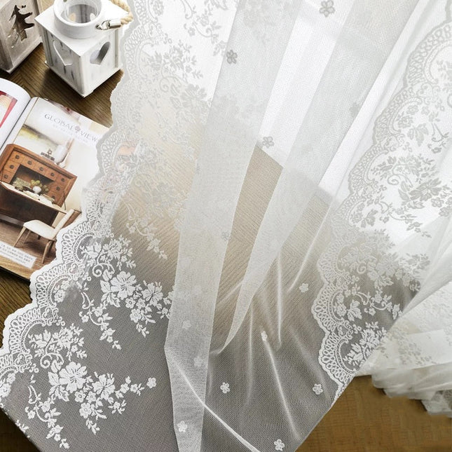 Valkoinen kukkakuvioinen pitsinen valkoverho
