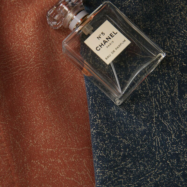 Tummansininen pimennysverho kultaisella kuviolla