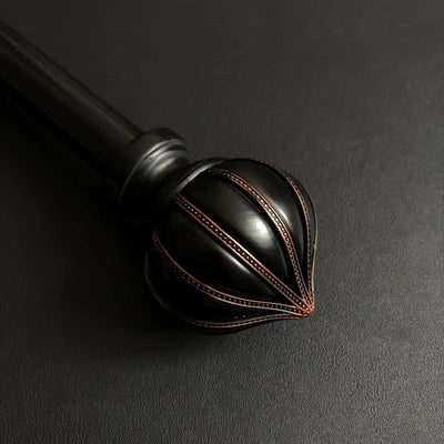 Koristeellinen verhotanko antiikkisella viimeistelyllä