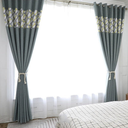 Pimennysverho kuviollisella yläreunalla