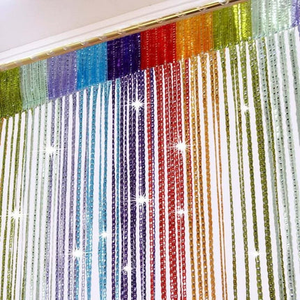 Kimaltava raidallinen valkoinen valkoverho