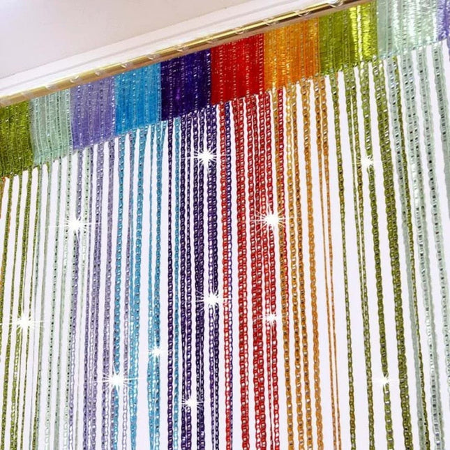 Kimaltava raidallinen valkoinen valkoverho