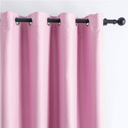 Vaaleanpunainen pimennysverho purjerenkailla