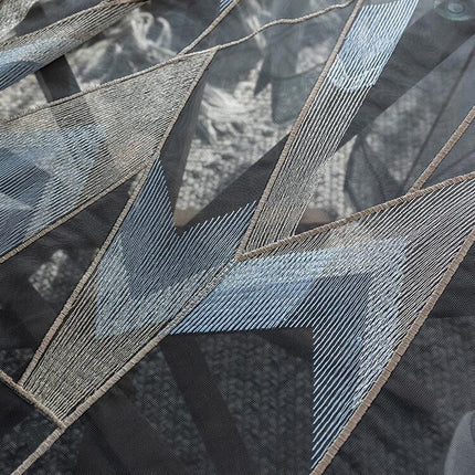 Kirjailtu geometrinen valoverho olohuoneeseen