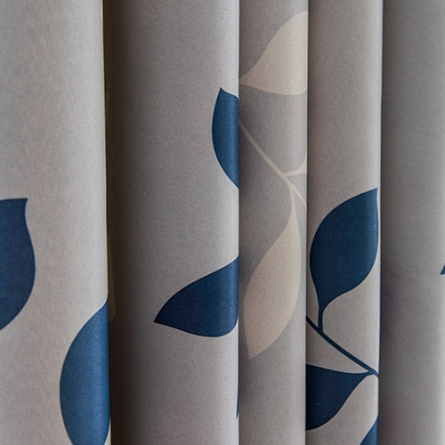 Sininen verho tyylikkäällä lehtikuviolla