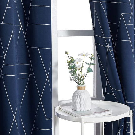 Sininen pimennysverho graafisella kuviolla