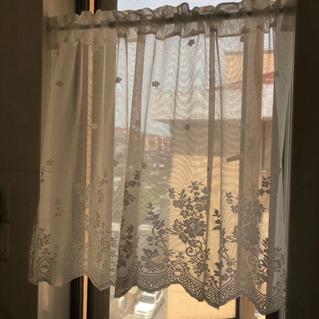 Valkoinen valoverho burnout-kukkakuviolla