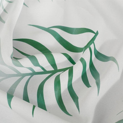 Valkoinen verho vihreällä trooppisella lehtikuviolla