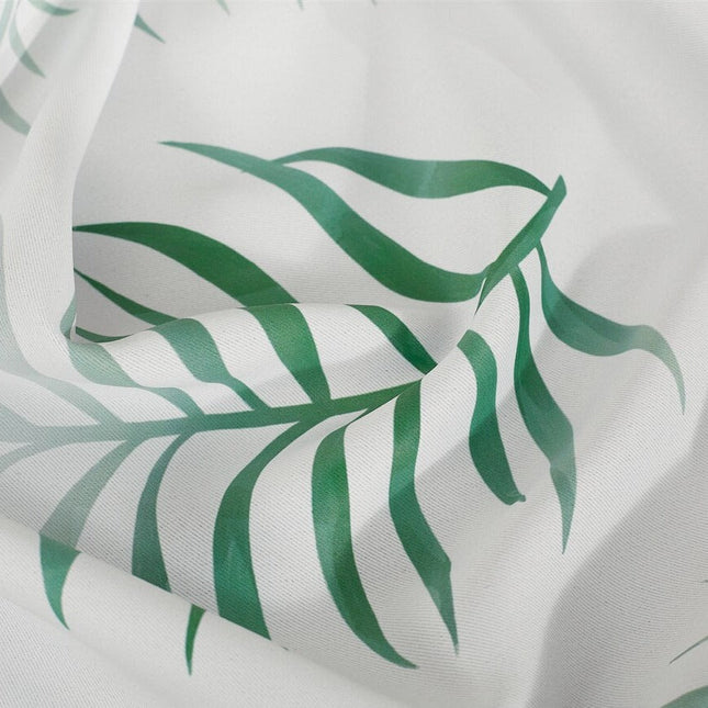 Valkoinen verho vihreällä trooppisella lehtikuviolla
