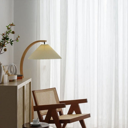 Moderni raidallinen valoverho olohuoneeseen