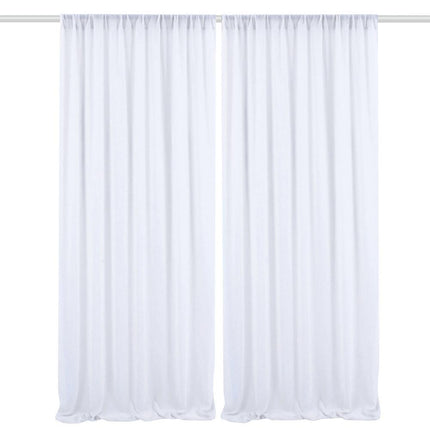 Pitkä valkoinen valoverho hääkaareen