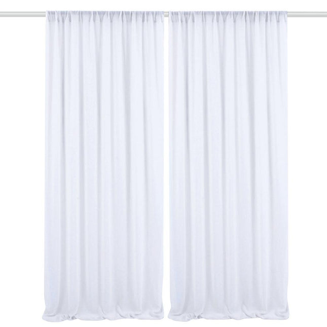 Pitkä valkoinen valoverho hääkaareen