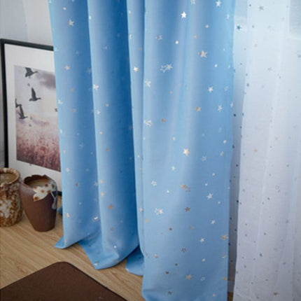 Taivaansininen pimennysverho kultaisilla tähtikuvioilla