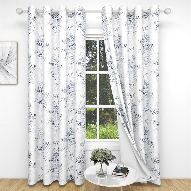 Valkoinen verho sinisellä abstraktilla kuviolla