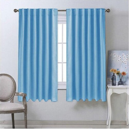 Yksivärinen pimennysverho makuuhuoneen ikkunaan