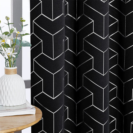 Musta pimennysverho geometrisella 3D-kuviolla