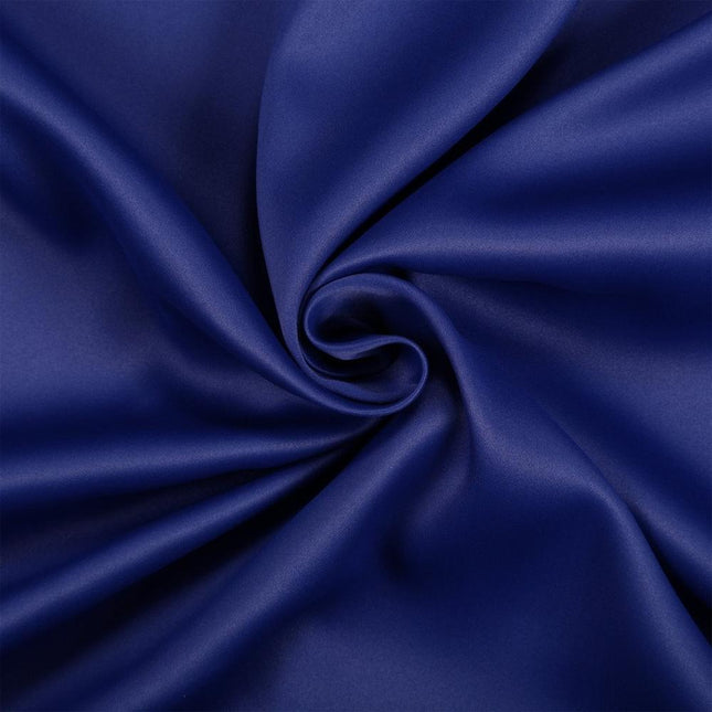 Paksu pimennysverho makuuhuoneen ikkunaan