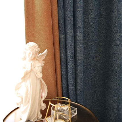 Tummansininen pimennysverho kultaisella kuviolla