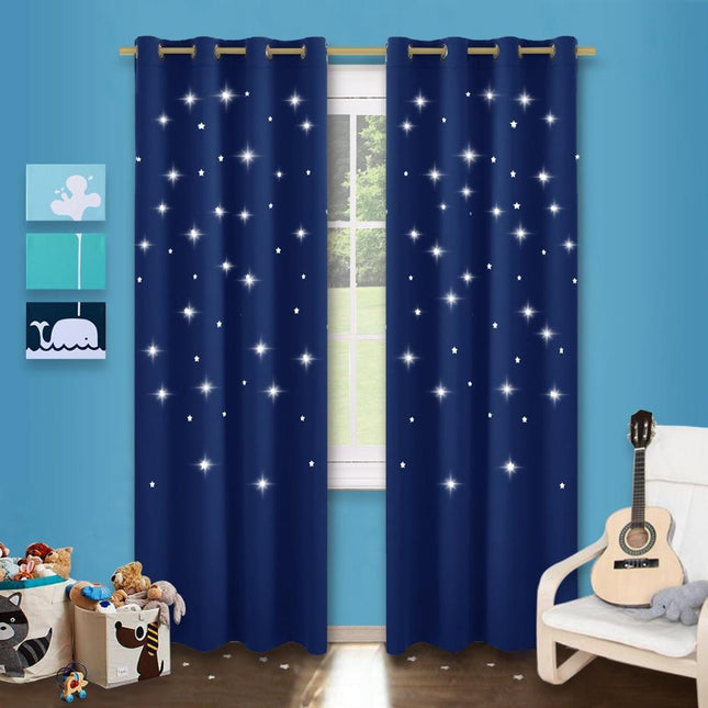 Sininen tähtikuvioinen pimennysverho lastenhuoneeseen
