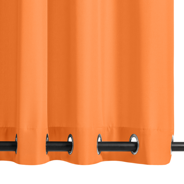 Oranssi vedenkestävä verho huvimajaan