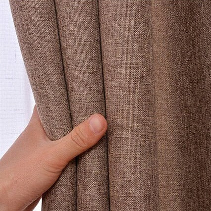 Kahvinruskea pimennysverho makuuhuoneen ikkunaan