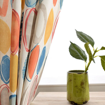 Monivärinen verho abstraktilla kuviolla