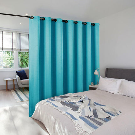 Pimennysverho tilanjakajaksi makuuhuoneeseen