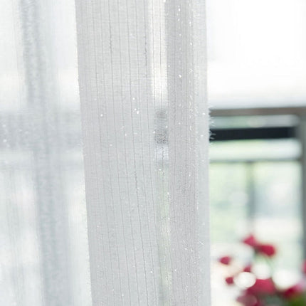 Valkoinen kimalteleva läpikuultava valkoverho